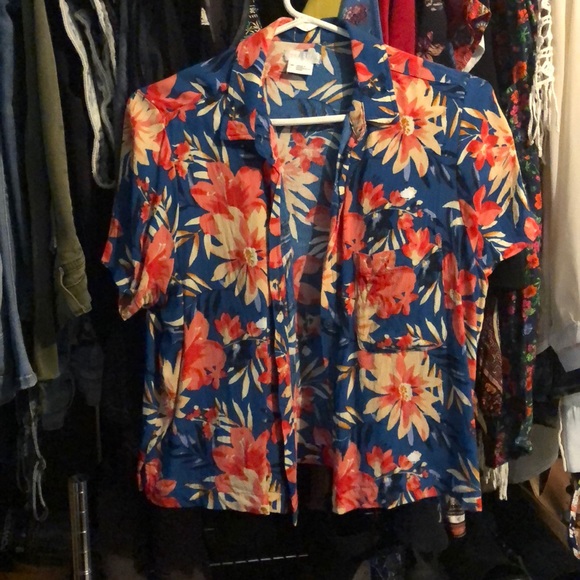 Urban Outfitters Tops - Cute cropped Hawaiian shirt